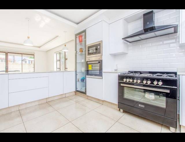 4 BEDROOM HOUSE FOR SALE IN VAN RIEBEECK PARK